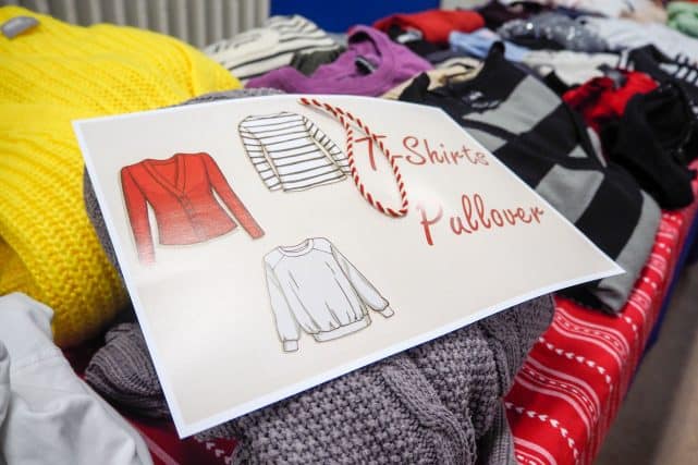 Hinweisschild zu T-Shirts und Pullover